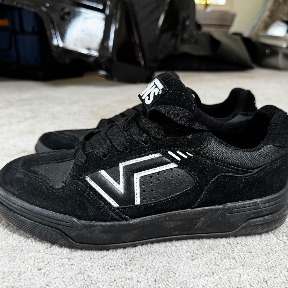 Vans Upland Sneaker - Men's 9.5M Black